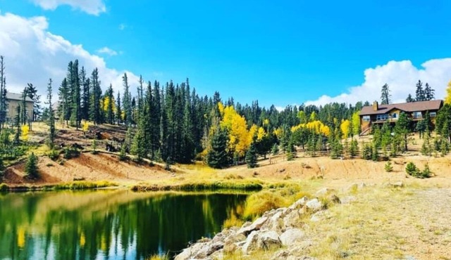 Lakefront duplex property, nicely finished. 2 bedroom and queen size hide-a-bed.