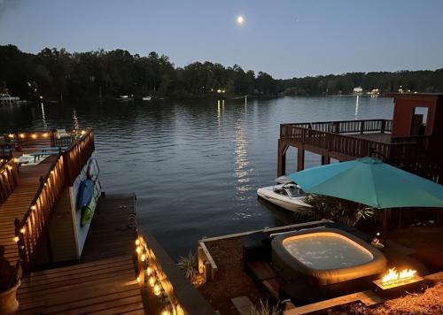 Lakefront Escape with Sauna Hot Tub BBQ & Games