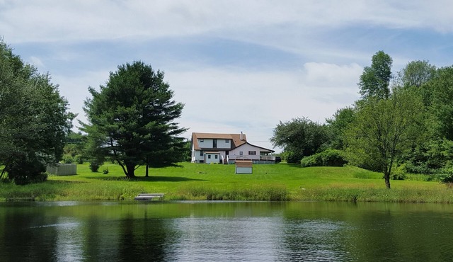 Lakefront Escape -1 acre/private pool/kayak/fire pit/swing set