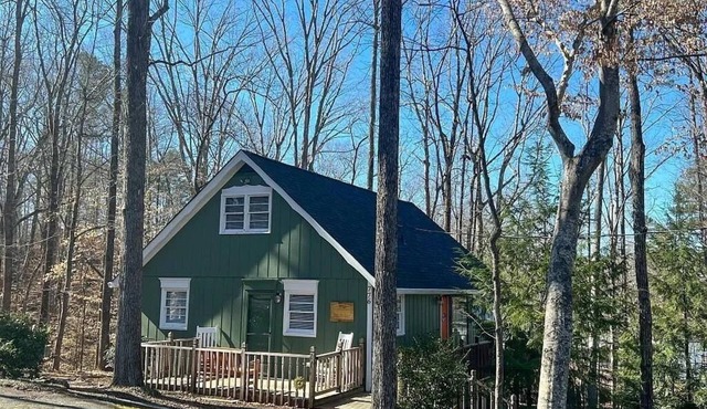 Lakefront Escape close to Clemson and Seneca