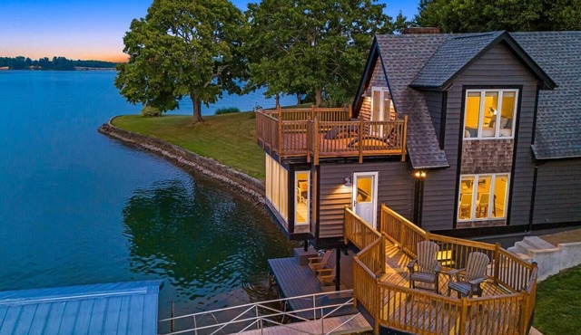 Lakefront Escape, Dock Access and Mountain Views!