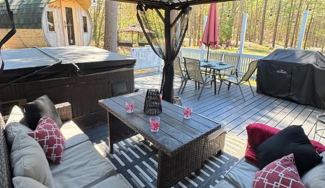 Lakefront Escape Hot Tub & Sauna Retreat