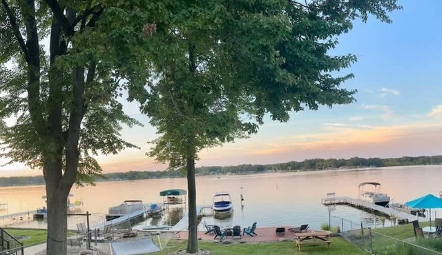 Lakefront Escape/Koontz Lake- 3BR/3 BA-pool table
