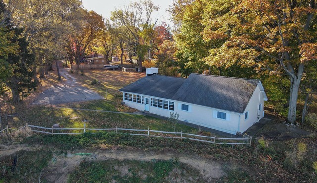 Lakefront Escape on Erie’s Edge | 20 minutes to Presque Isle | Pet Friendly!nn