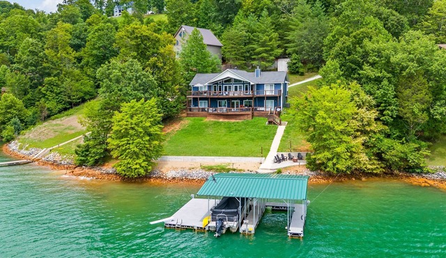 Lakefront Escape, Sleep 12, Dock, Hot Tub, Pool, Grill