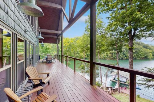 Lakefront Escape Sleeps 10 Private Dock Hot Tub