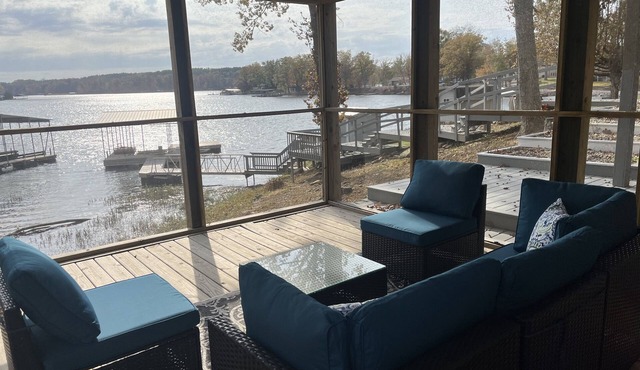 Lakefront escape! Boat Dock, Fishing, Kayaks! Near Hiking, Wineries, Marinas!