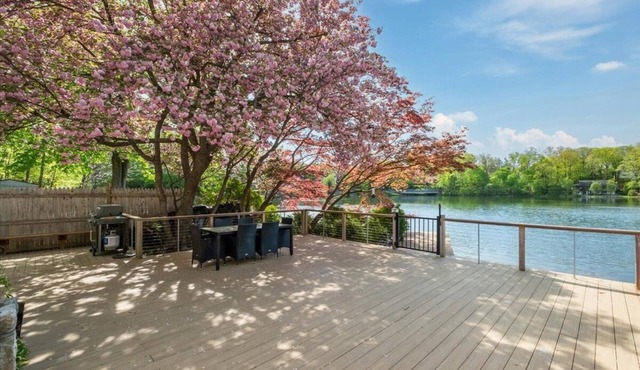 Lakefront Escape Hot tub & Sauna 1 Hr from NYC 3 spacious bedrooms