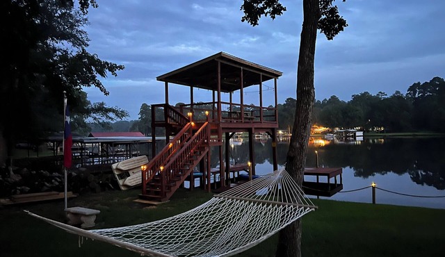 Lakefront Escape w/Firepit & Fireplace – Relax & Recharge in Nature!