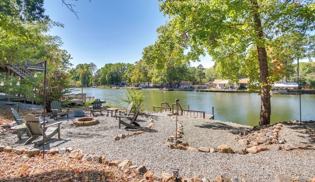 Lakefront Escape w/Boat Docks in Hot Springs!