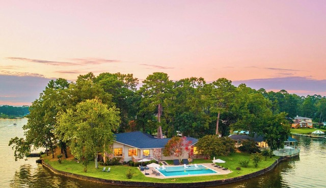 Lakefront Escape w/Pool, Boat Slip, Sauna, Firepit