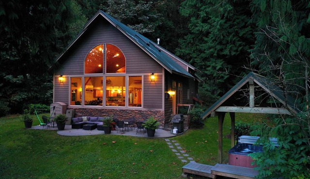 Lakefront Estate-dock, boat, yard, privacy, hot tub, hike Mt Baker
