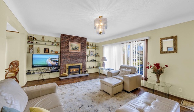 Lakefront Estate Home W/Guest House Private Beach!