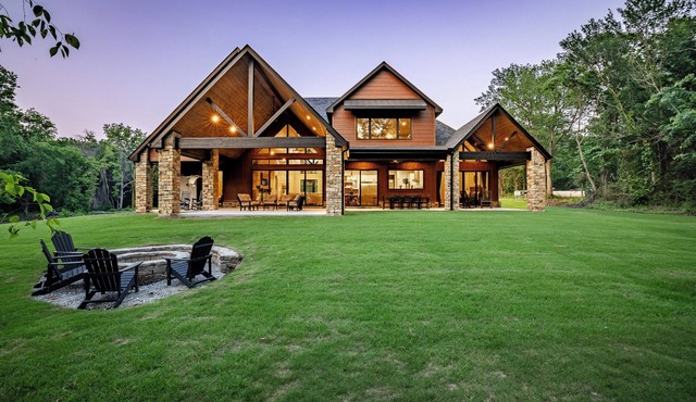 Lakefront Estate on 26 Acres: Hot Tub & Games