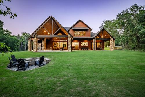 Lakefront Estate on 26 Acres Hot Tub and Games