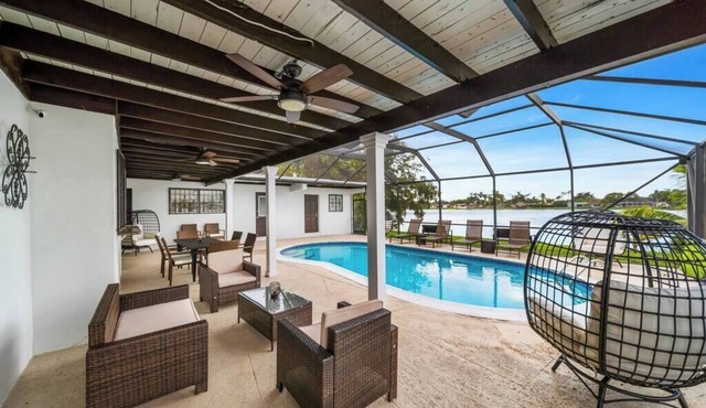 Lakefront Estate Pool Home/Game Room 5BR/3 Suites