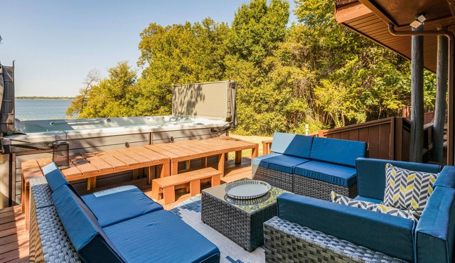 Lakefront Estate With 2 Kitchens Perfect for Events & Families