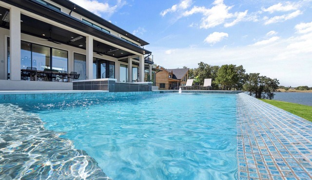 Lakefront Estate with heated spa/pool +chef avail - events w/approval