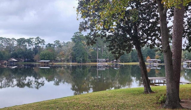 Lakefront Experience with Breathtaking Views Throughout