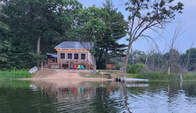 Lakefront family and dog friendly cottage near Wild Rose.