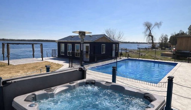Lakefront Family Cottage! Pool & Hot Tub!