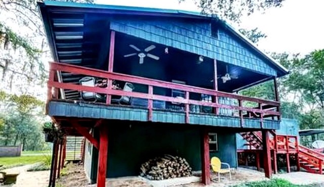 Lakefront Family Cabin with Jacuzzi, Fire Pit and Yard in Texas