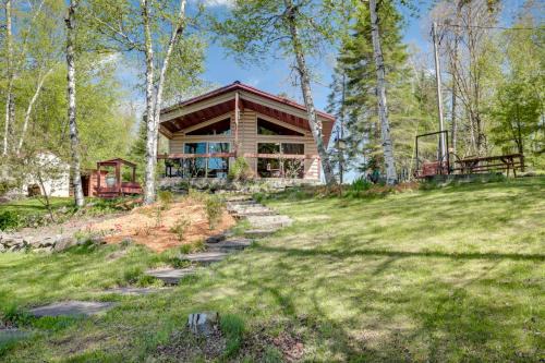 Lakefront Family Cabin with Views in Medford