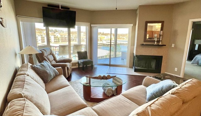 Lakefront family condo with a screened in balcony on the Lake Of The Ozarks!