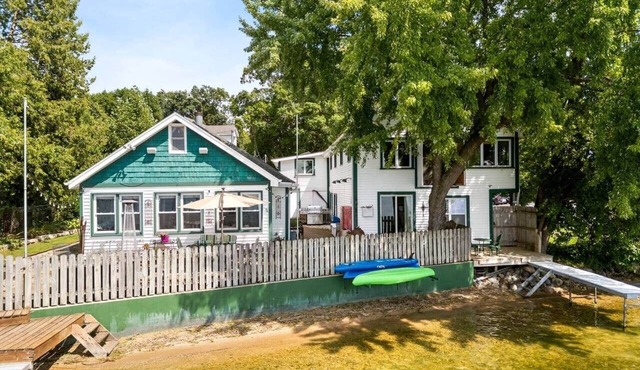 Lakefront Family Escape w~ Hot Tub ~Stunning Views