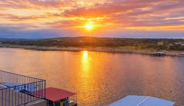 Lakefront Family Escape|Boat Slip · Pool · Hot Tub