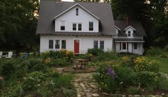 Lakefront Family Friendly Home with Beautiful Views of the Green Mountains