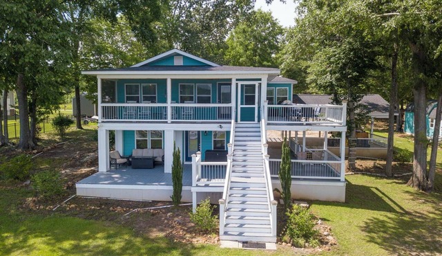 Lakefront Family friendly 3-bedroom house with 2 boat slips