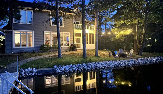 Lakefront, Family Friendly - Modern luxuries with up north atmosphere