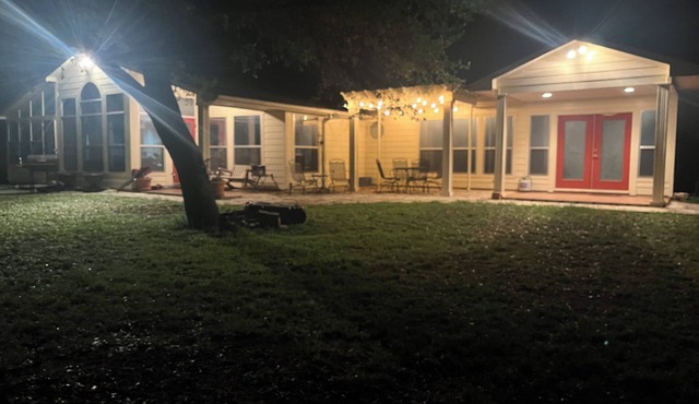 Lakefront family gathering haven. Sleeps 20. Private boat ramp. Boat available!