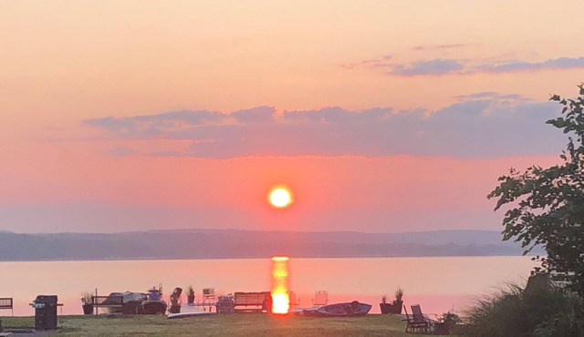 Lakefront Family Getaway/3bd/2ba/private dock/great location