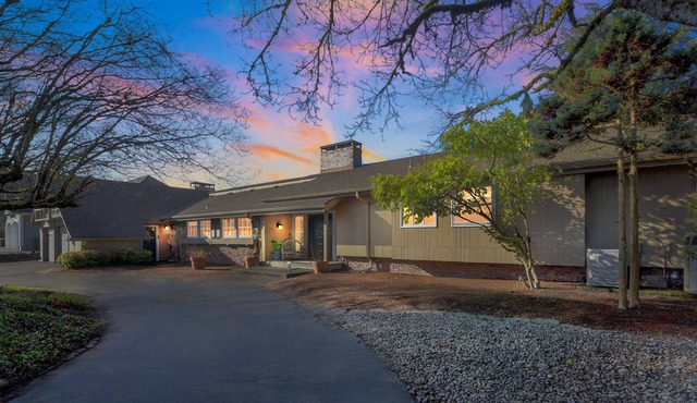 Lakefront Family Haven: Firepit, Games, & Sunsets