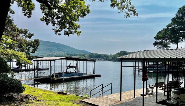 LAKEFRONT FAMILY RETREAT-SWIMMING DOCK-OUTDOOR DINING n