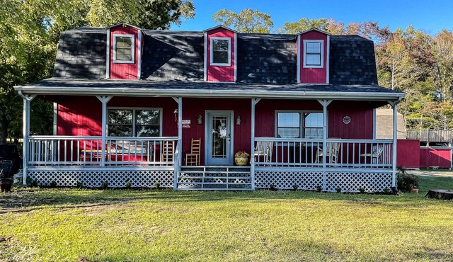 Lakefront Family Retreat on Callender Lake 30 Min from Canton