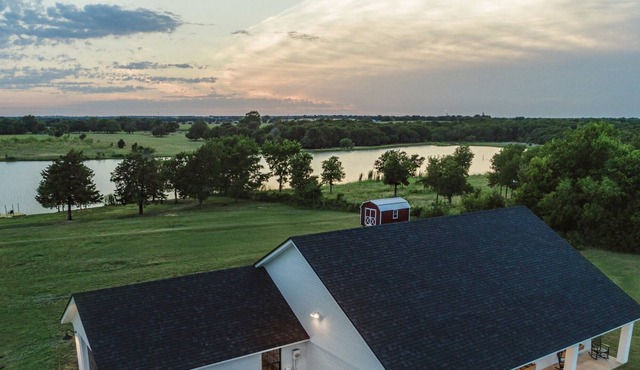 Lakefront Farmhouse just minutes from Magnolia Silos, Downtown, Shopping &Baylor