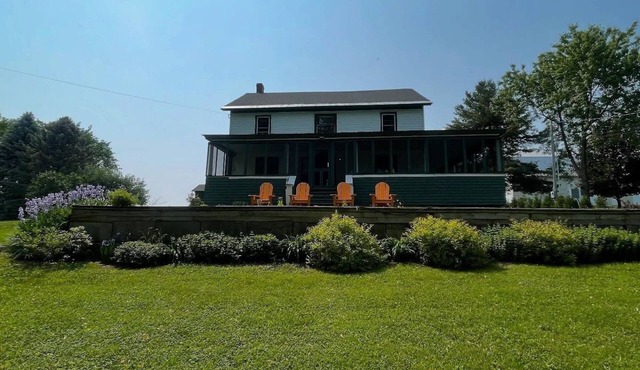 Lakefront Farmhouse - Sleeps 12