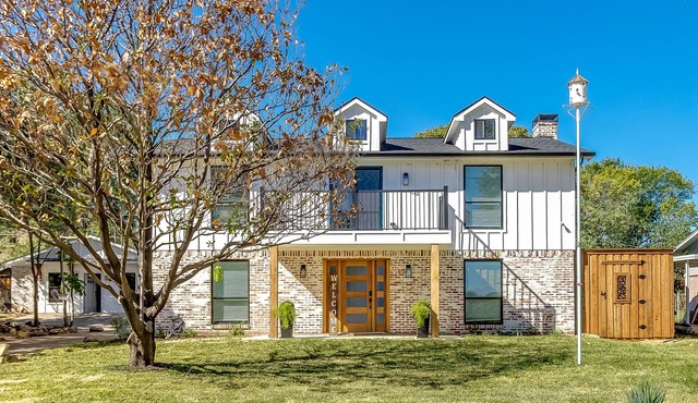 Lakefront Farmhouse style by Lake Lewisville