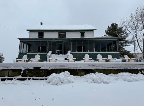Lakefront Farmhouse for Family Gatherings