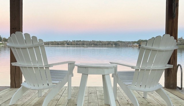 Lakefront | Fire Pit | Dogs Welcome | Dockside Den