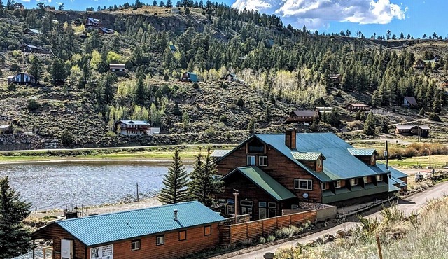 LAKEFRONT FISHING LODGE RETREAT SLEEPS 50! BOAT RENTALS! WORLD CLASS FISHING!