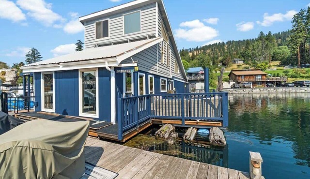 Lakefront Float Home with Huge Deck & Water Toys