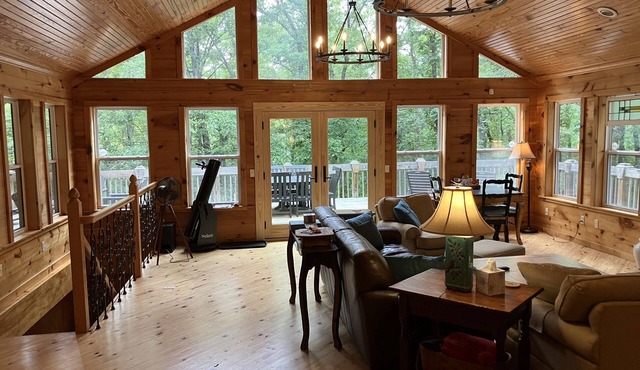 Lakefront, Forested, 4 bed/2 bath, Ping Pong, Pool Table, Kayaks, Wifi, No Pets.