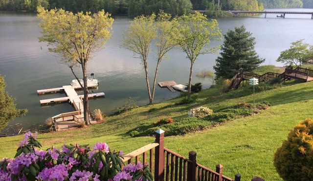 Lakefront Fun for All Seasons - Hot Tub, Firepit & Sleeps 21. Near Creeper Trail