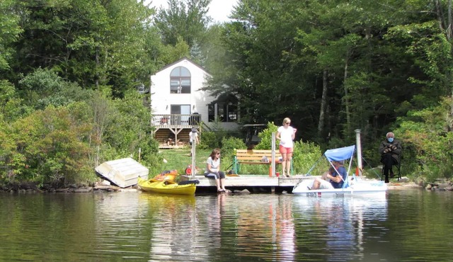 Lakefront - Game room, Fire Place, Dock, Deck, WiFi, Boats, AC, Dog Friendly!