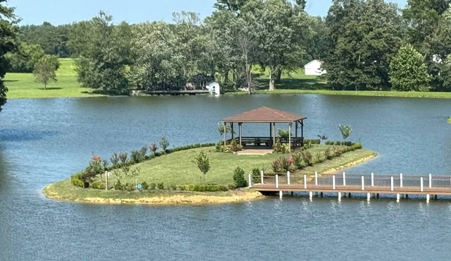 Lakefront Gateway 1 BR 1 Full Bath w/Private Island Access & Breakfast Included