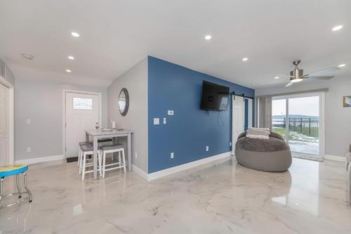 Lakefront Gem Cozy Stay w Dock Sunset Views
